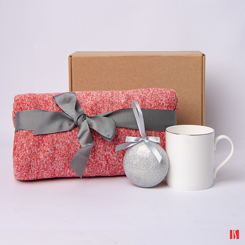 Подарочный набор HOLIDAY: плед, кружка, шар новогодний, коробка; красный