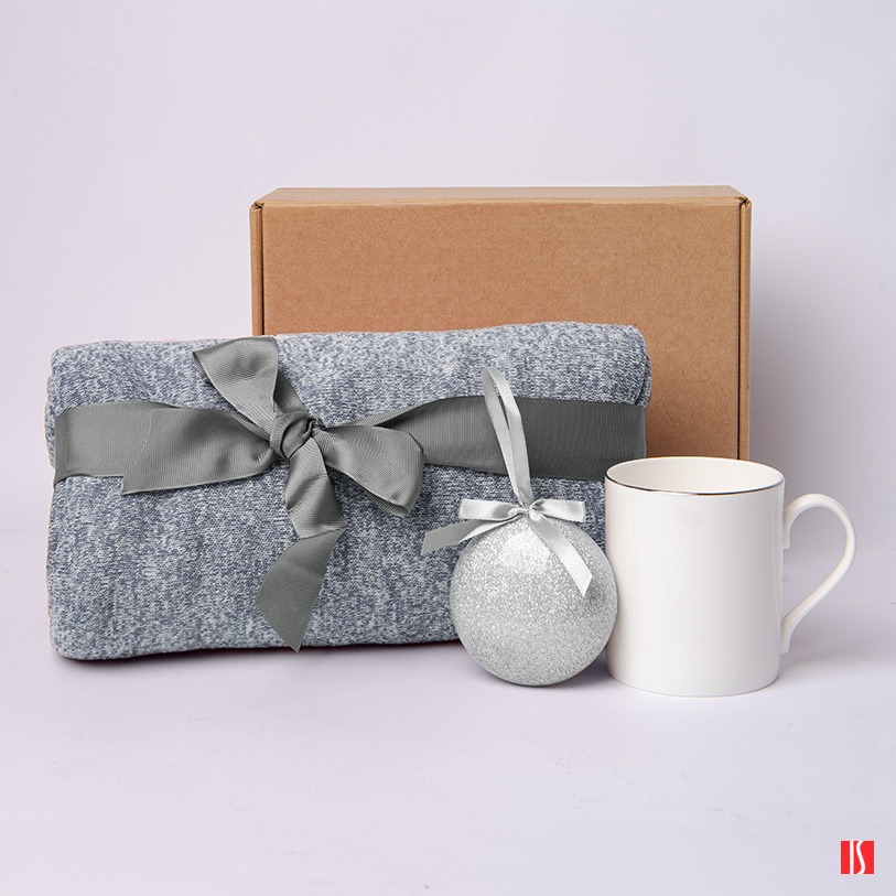 Подарочный набор HOLIDAY: плед, кружка, шар новогодний, коробка; синий